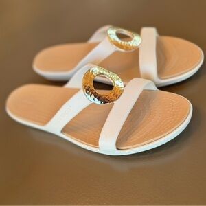 Crocs Sanrah Circle W7 Hammered Slide Sandal Oyster/Gold